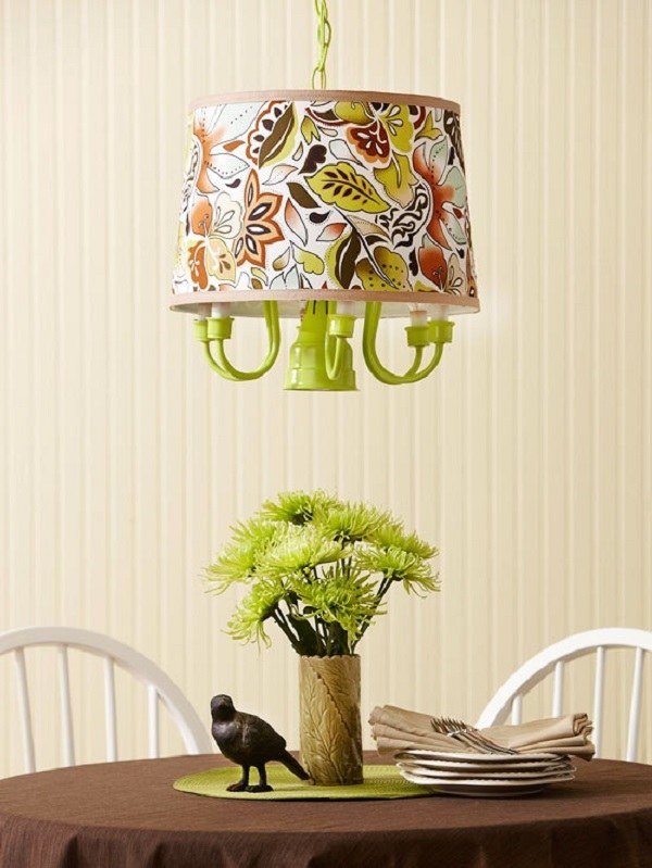 hängande lampa ljuskrona limegrön lampskärm blommönster
