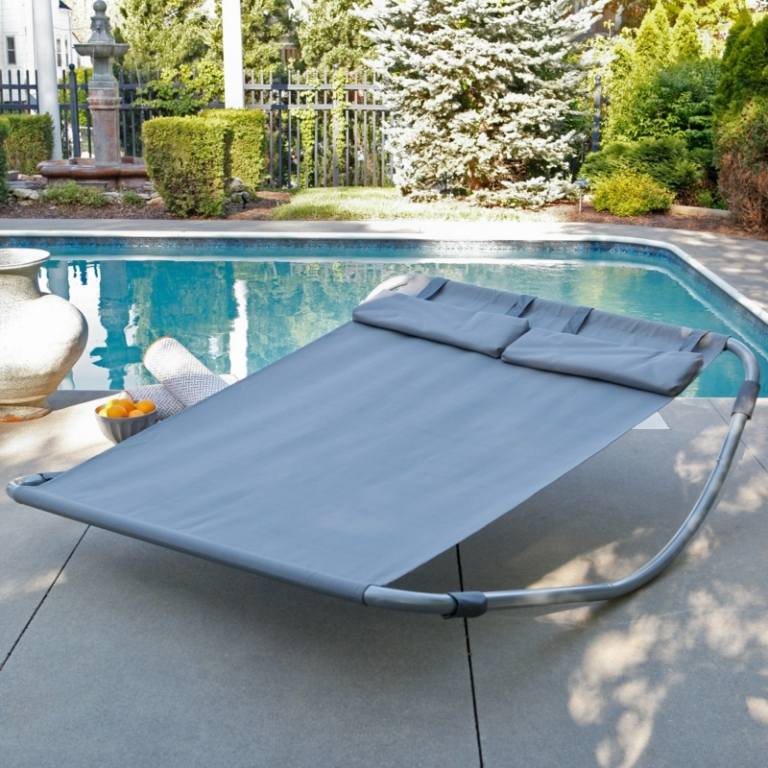 hängmatta i trädgården modern solstol två personer swing pool design