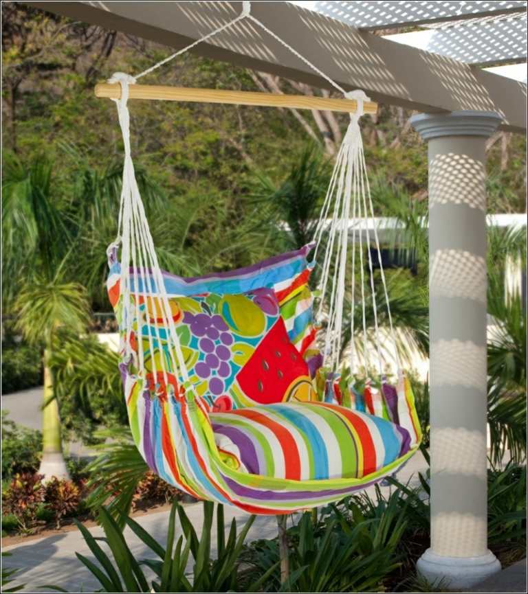 Hängmatta i trädgården hängande stol färgglada textilklädsel pergola