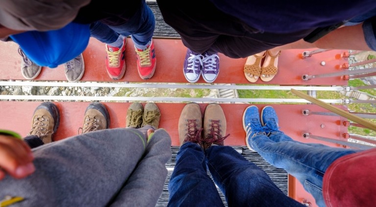 40 mm brett gap mellan fötterna på besökare på hängande bro över avgrunden
