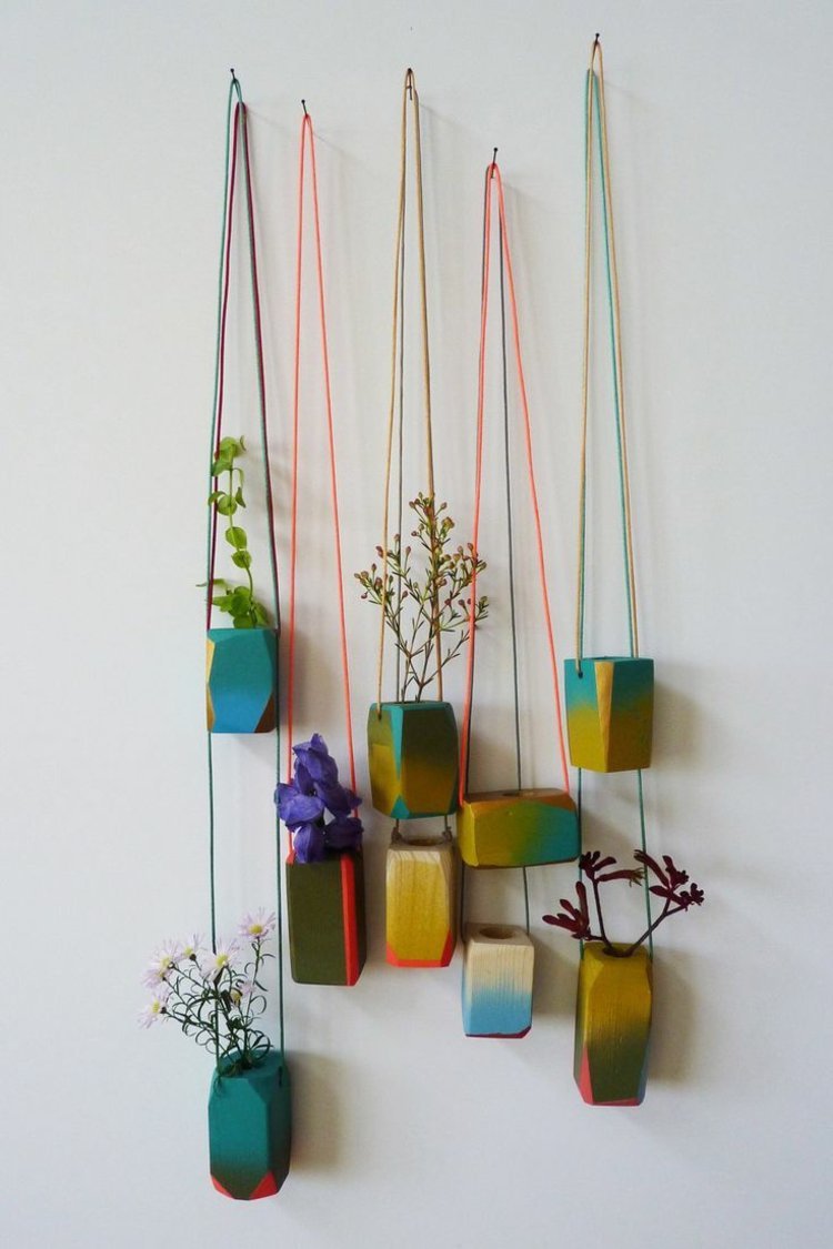 hängande planteringar färgstarka-idé-vaser-kvistar-kvistar