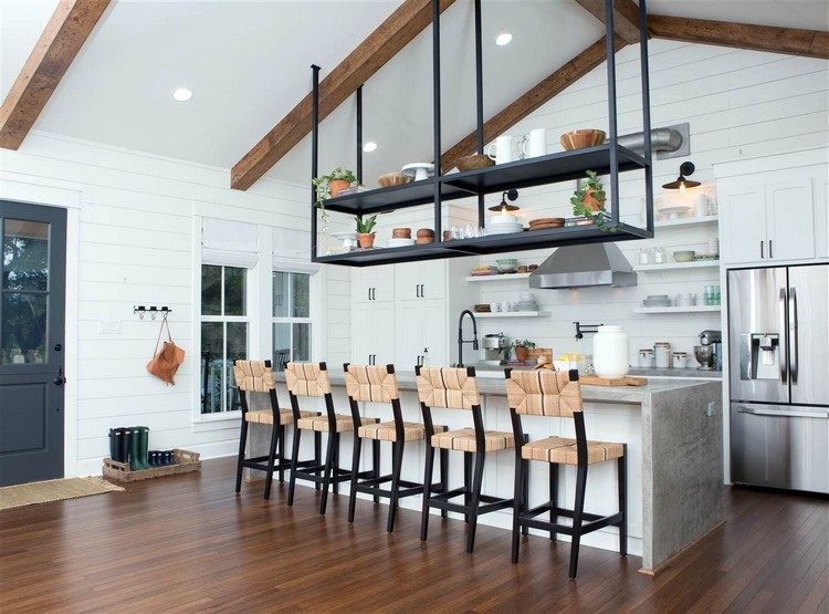 Hängande takhylla trä kök vardagsrum inredning äta-i köket bardiskar rustikt utseende sluttande takbjälkar