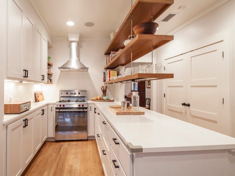 Hängande takhylla trä vardagsrum inredning industriell ståltråd tvåsiffrigt kök vitt modernt