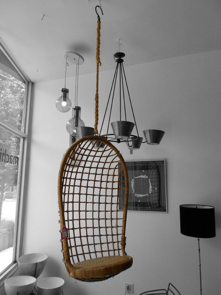 hängande stol-korg-rotting-modern-minimalistisk-vägg-design-svart-vit