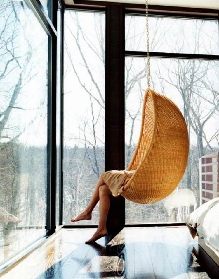Hängande stol-korg-rotting-modern-design-sovrum-panorama-fönster-visa-kvinna