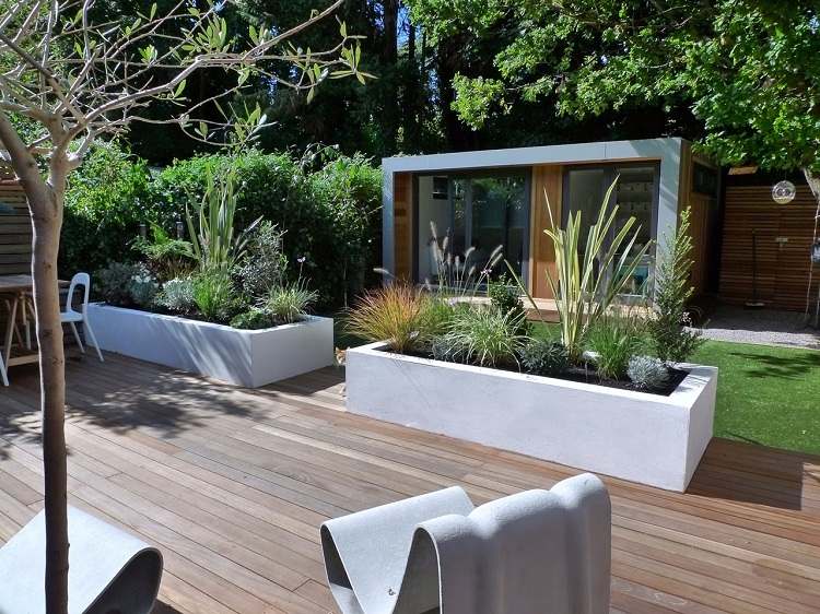 Upphöjd säng-bygg-betong-pool-gräsmatta-trä terrass