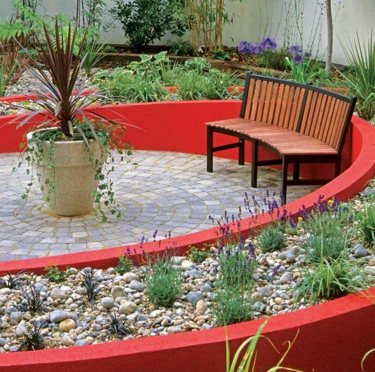 Upphöjd säng-bygg-röd-betong-vägg-trädgård bänk