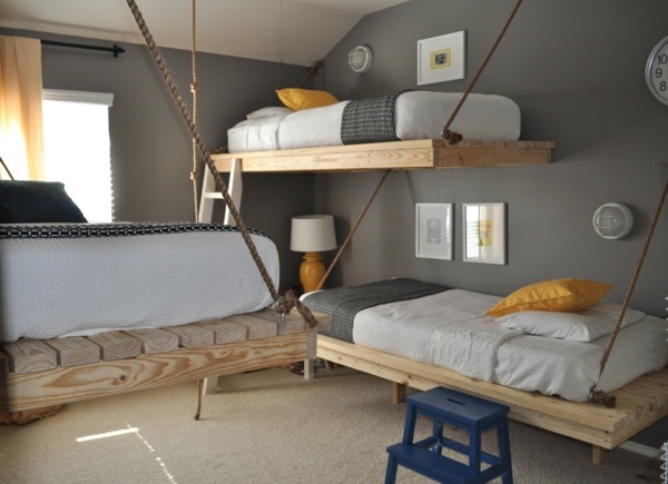 praktiska-hängande-säng-grå-rum-gula-kuddar