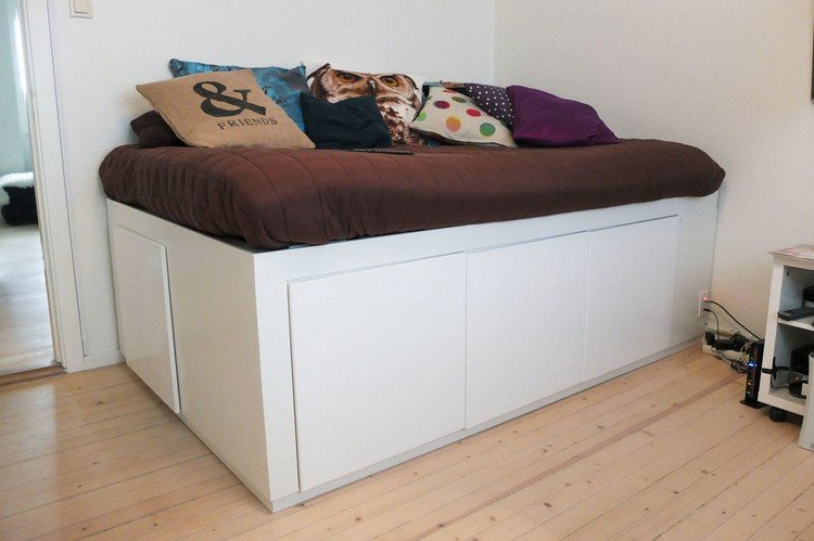 Bygg-din-egen-loft-säng-ikea-möbler-vit byrå-madrass-kuddar-bäddsoffa