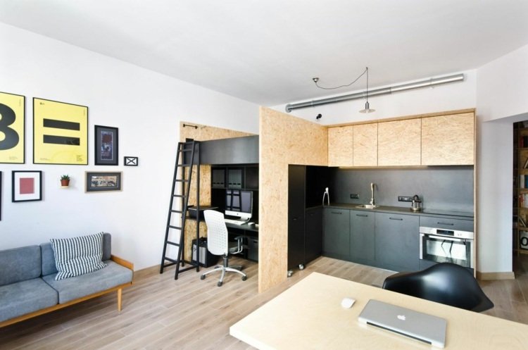 System bestående av säng, kontor med skrivbord och modernt kök i ett