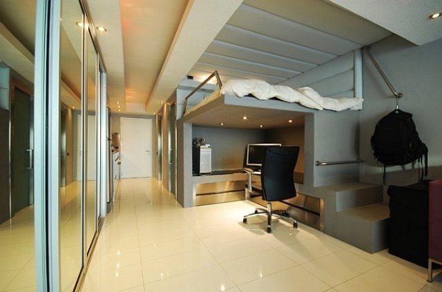 modern-lägenhet-beige-grå-loft-säng-hemmakontor