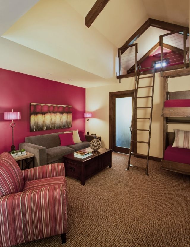 design-loft-säng-gaveltak-rosa-grå-vardagsrum