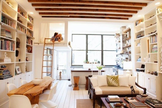 Loft-säng-ett-rum-lägenhet-högt i tak-golv till tak-bokhyllor