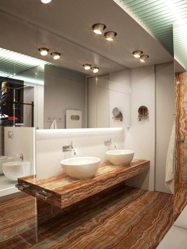 Alexander Lysak lägenhet badrum marmor jordfärger