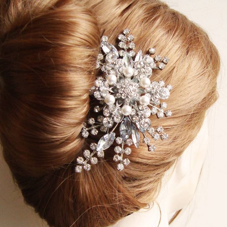 updo-bröllop-hår tillbehör-kristaller-pärlor-attraktiva-vackra-enkla