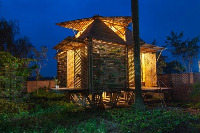 översvämningsbeständigt hus Vietnam bambu trä modern design