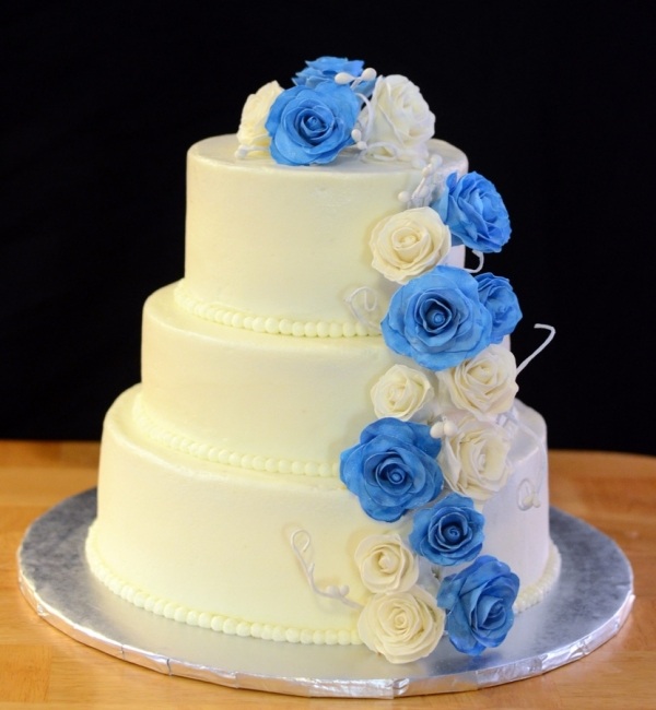 designer-tårta-bröllop-blå-blommor-på-vit-bas