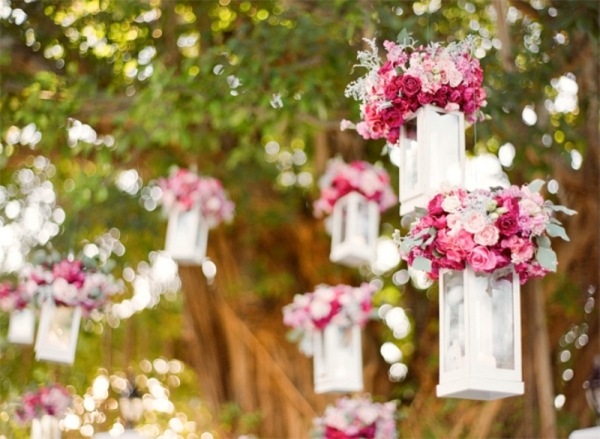 rosa-blommor-buskar-hängande-bröllop-dekoration