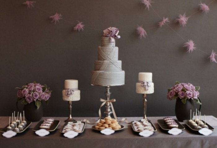 Bröllop-dessert-bord-i-känsliga-färger-choklad-grädde-lila-blommor