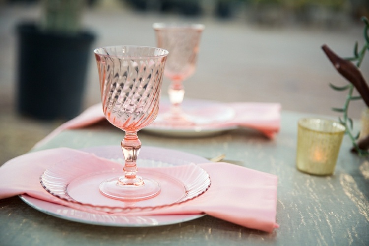 idéer-bröllopsfat-glas-ädel-rosa-glas-servetter