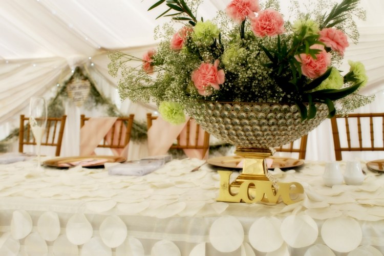 idéer-bröllop-accent-rosa-ros-guld-skål-kristall-blomsterarrangemang