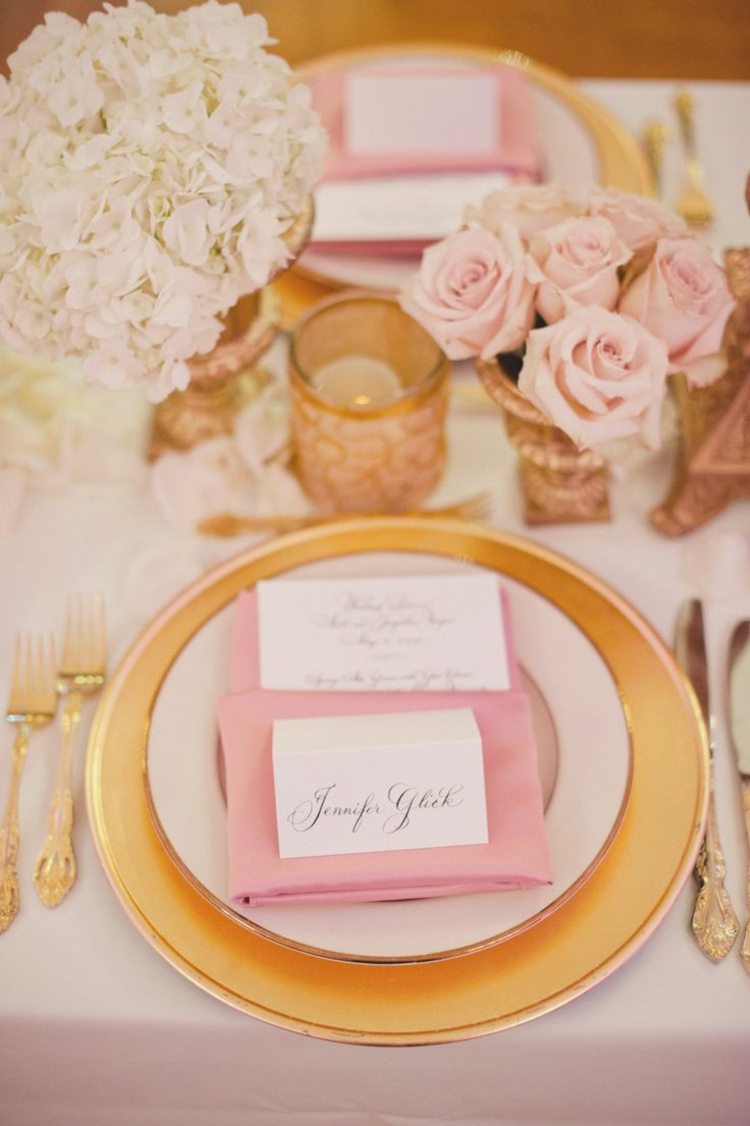 idéer-bröllop-ädel-look-bord-dekoration-guld-rosa-tallrik-namn-kort