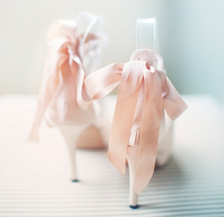 bröllopsidéer rosa-rosett-damer-brudskor-elegant