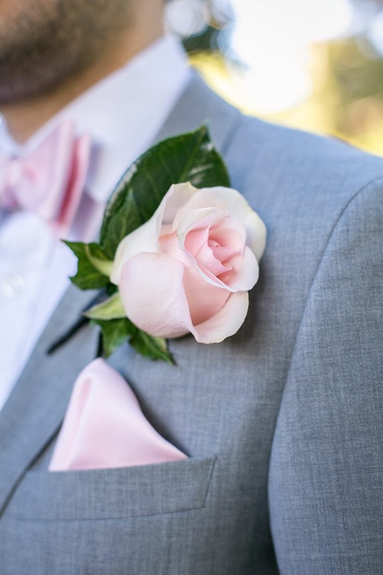 idéer-bröllop-revers-bukett-ros-fluga-anbud-rosa-grå-kostym-män