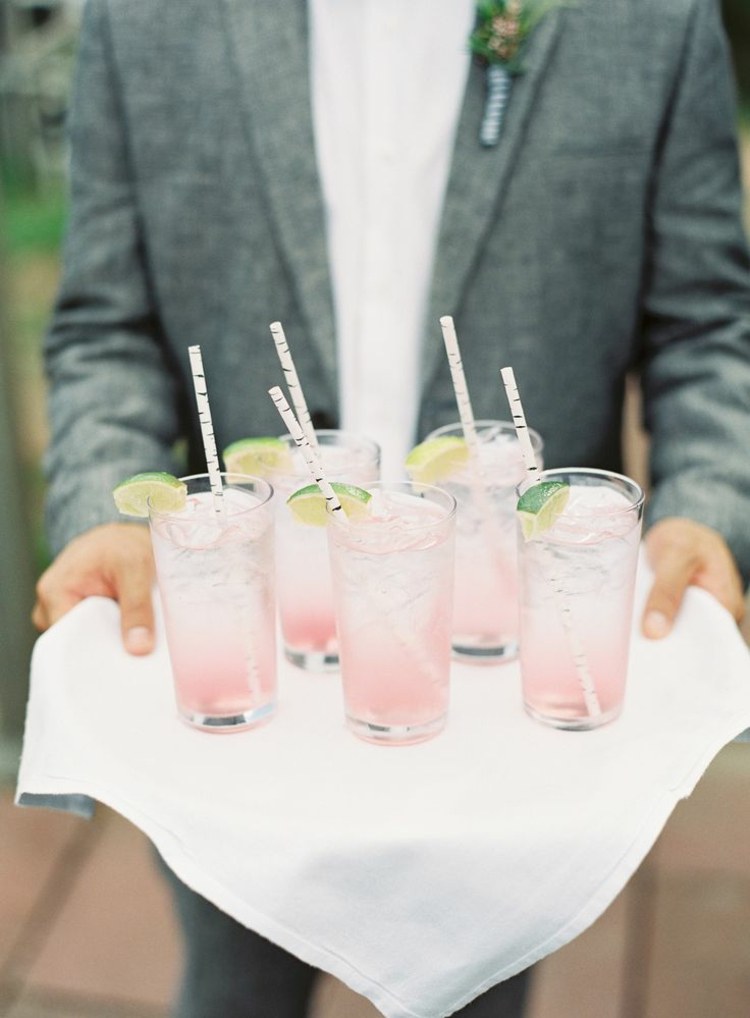 idéer-bröllop-cocktails-rosa-färg-drycker-brudgummen