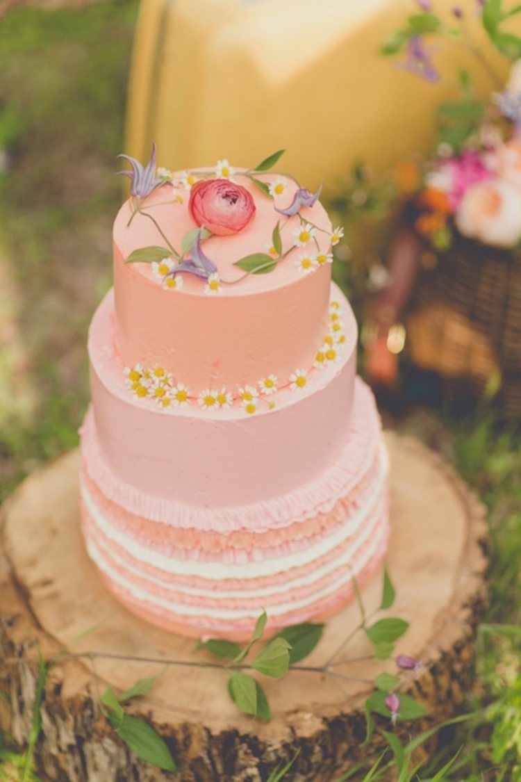 idéer-bröllop-rosa-tårta-blommor-dekorationer-rustik-träd-stam