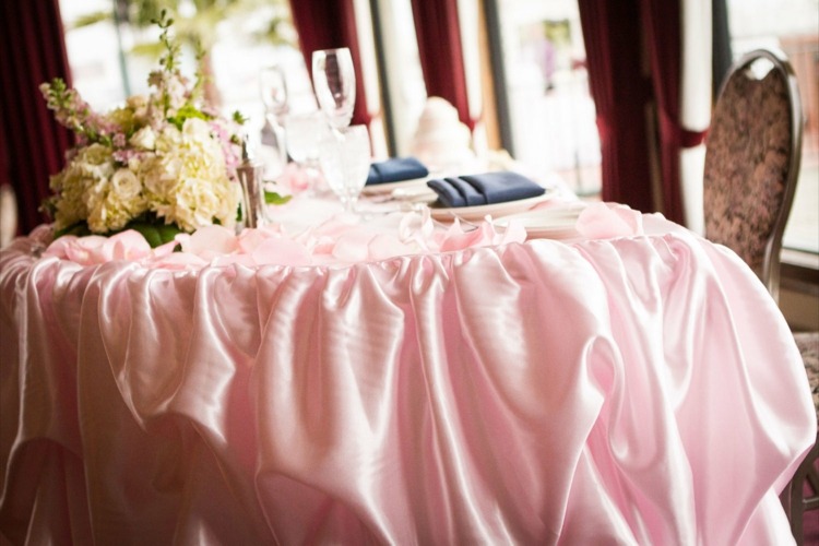 idéer-bröllop-rosa-bordsduk-blank-mottagning-dekoration-bord
