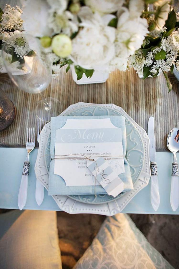 bröllopsidéer bord-arrangemang-tallrik-ljusblå-romantisk-rustikt-träbord