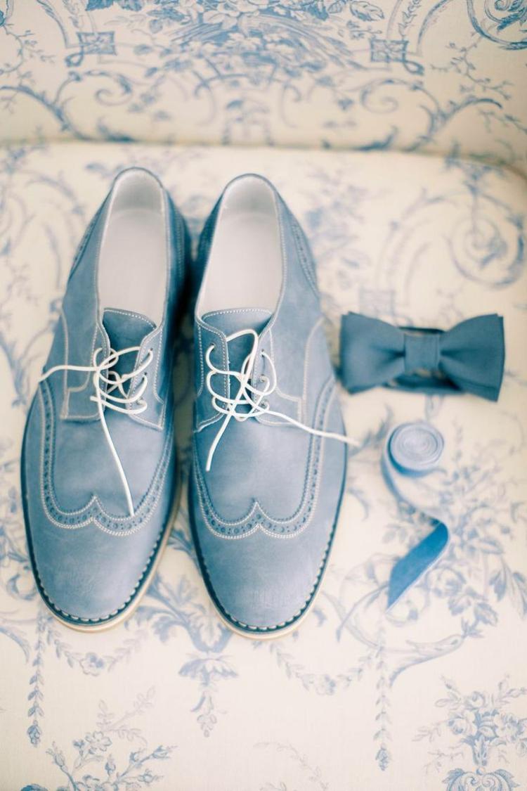 bröllopsidéer rökiga-blå-skor-herr-fluga-vintage-fåtölj-mönster