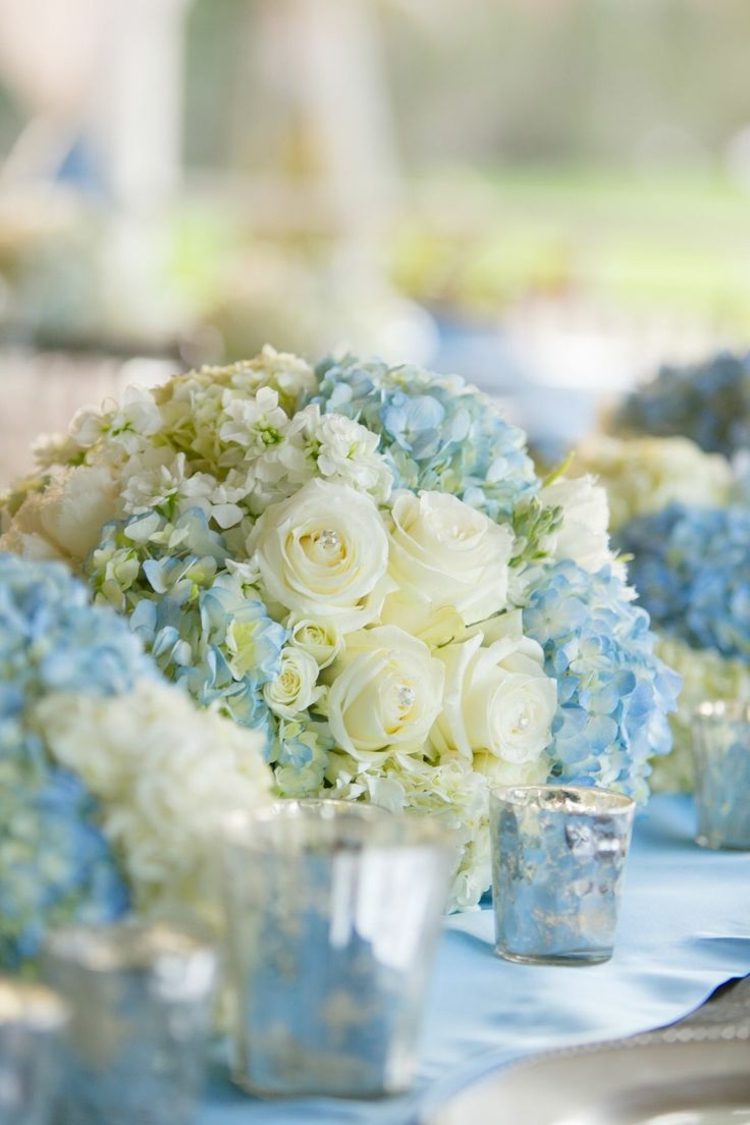 bröllopsidéer bord-blommor-vit-ljusblå-silver-lyktor