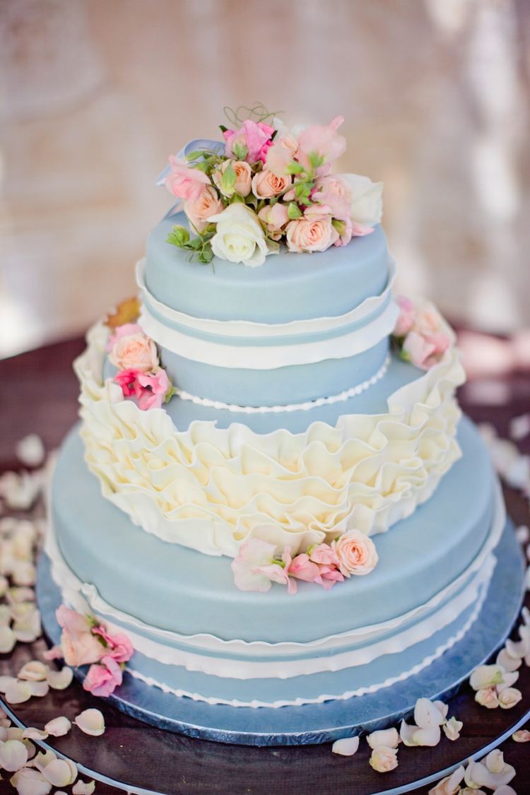 bröllopsidéer romantisk-bröllopstårta-baby blå-vita-rosor-dekoration