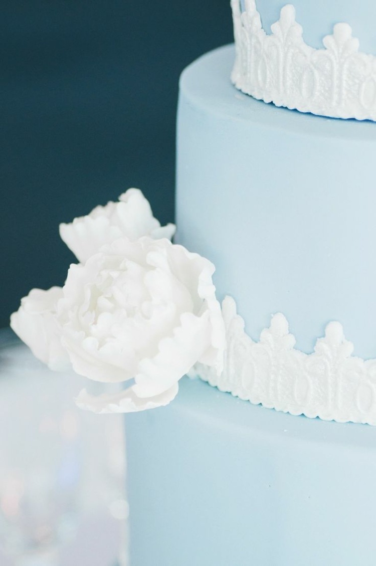 bröllopsidéer kreativa-bröllop-tårta-design-romantisk-baby blå-vit-blomma