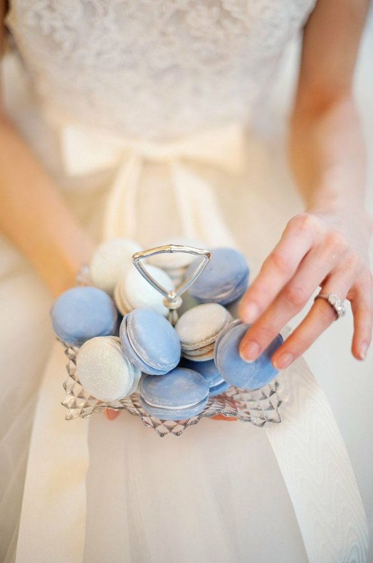 bröllopsidéer dessert-kex-blå-delikat-färg-vit-brud