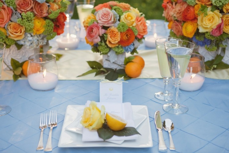 idéer-bröllop-blå-bordsduk-rutig-mönster-färgglad-bukett-bord-dekoration-sommar-citrusfrukter