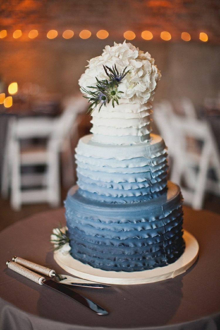idéer-bröllop-blå-nyanser-bröllop-tårta-ombre-deco-golv