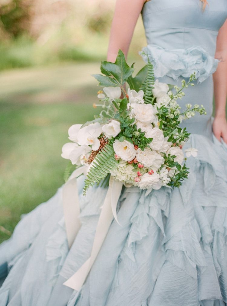 idéer-bröllop-brudklänning-blå-nyans-romantisk-stil-brudbukett-vit