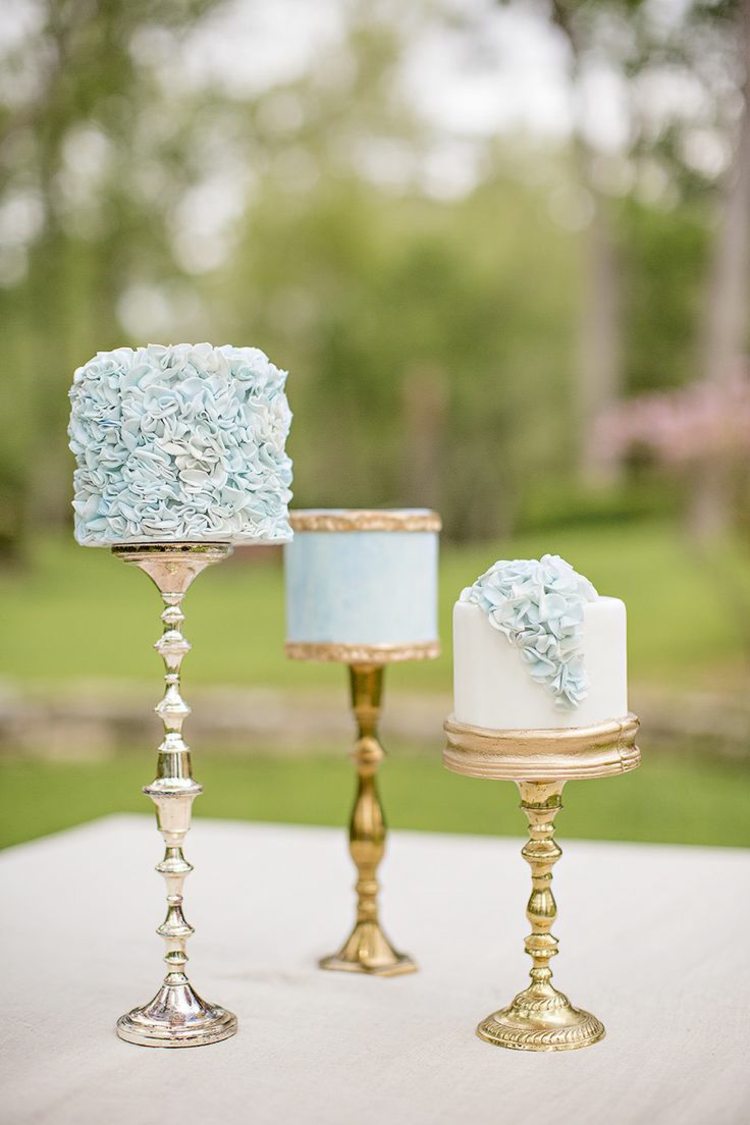 idéer-bröllop-mini-bröllop-tårta-ljus-blå-dessert-stativ-guld-silver-mässing
