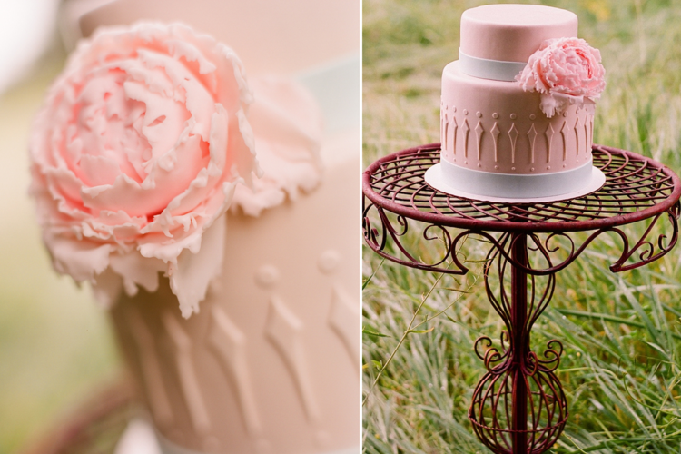 idéer-bröllop-vintage-ons-smidesjärn-sidobord-tårta-rosa-pion