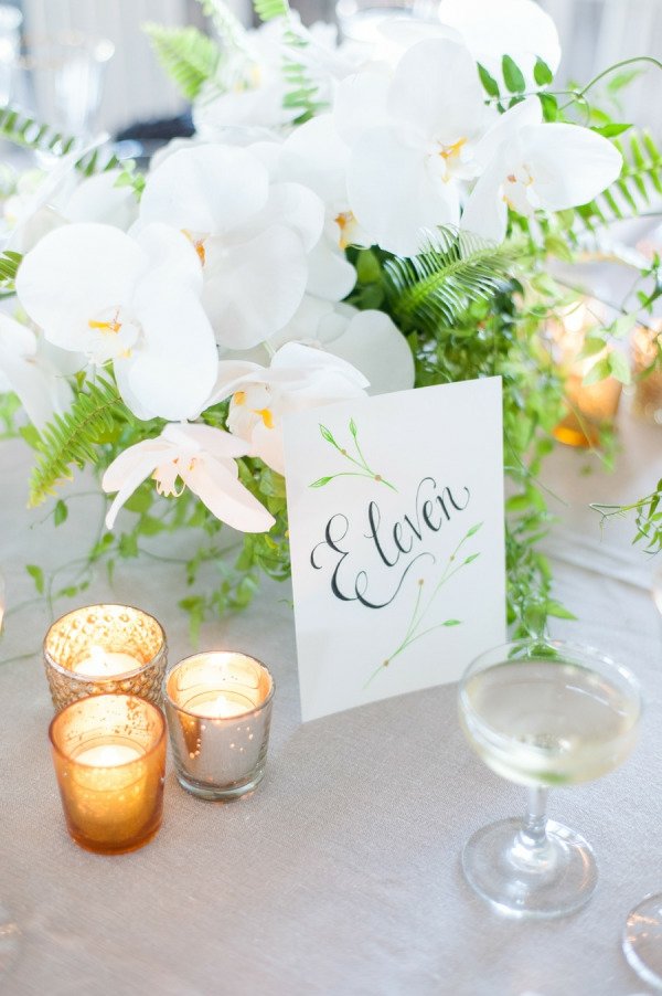 bord nummer vita orkidéer eleganta ljus vinglas