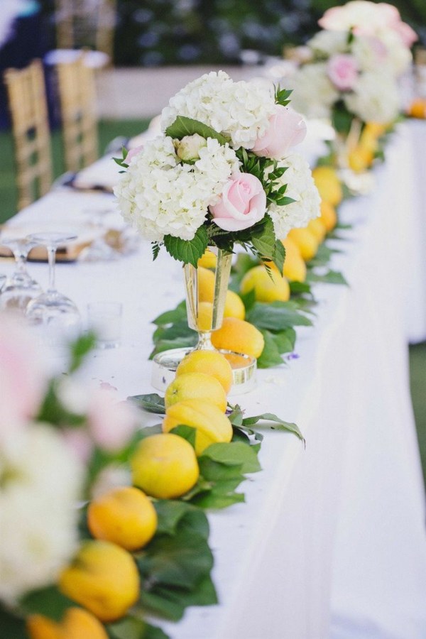 bröllopsdekoration krans citroner rosor vaser gul