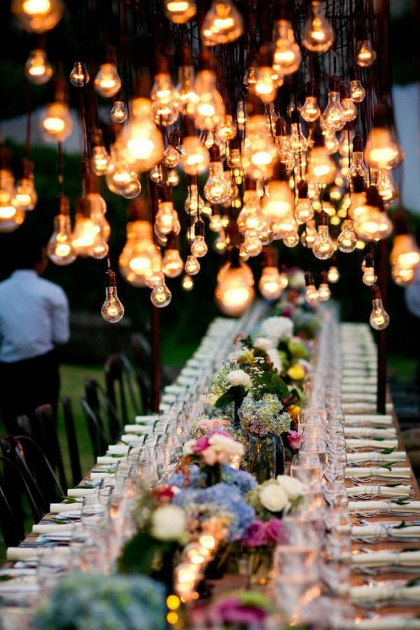 bröllop belysning rustika glödlampor blommig dekoration bord