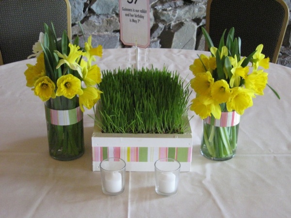 bord dekorera gräs påskliljor bröllop påskklockor