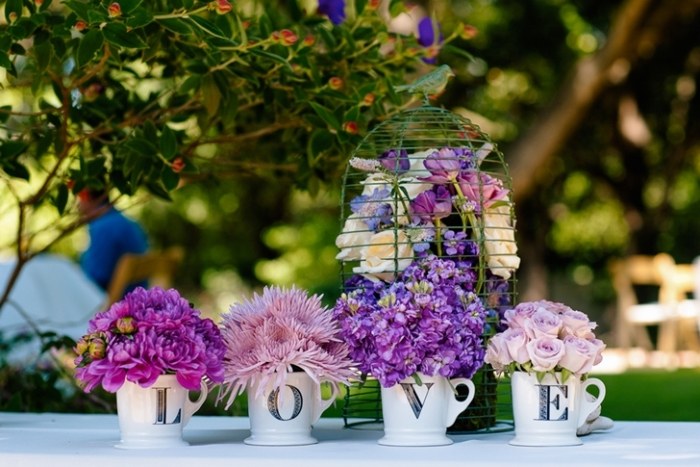 Bröllop-i-trädgården-blomma-dekorer-i-violett-blå-lila-romantisk