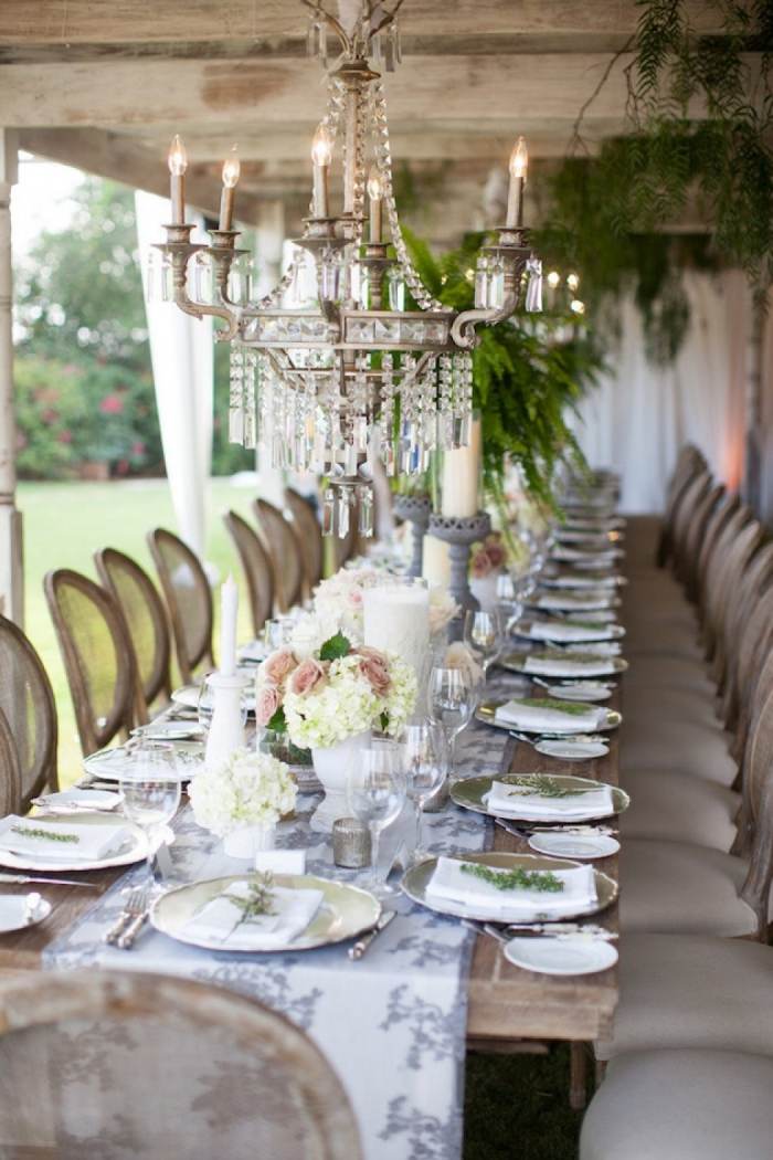 Bröllop-i-trädgården-bord-arrangera-kristall-ljuskrona-romantisk
