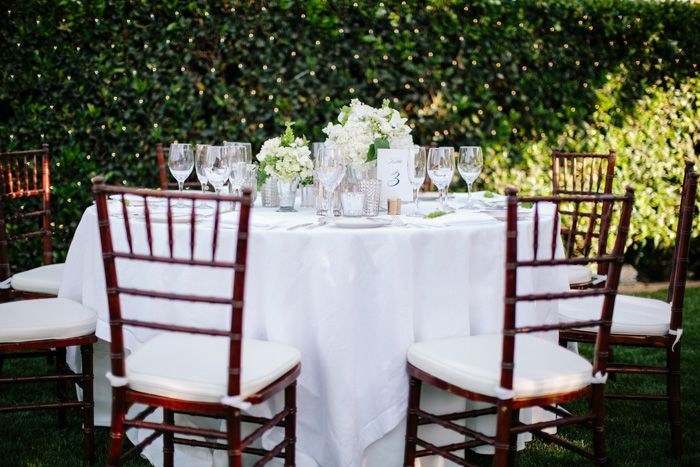 Bröllop-i-trädgården-romantiska-bord-vita-bordsdukskurna blommor