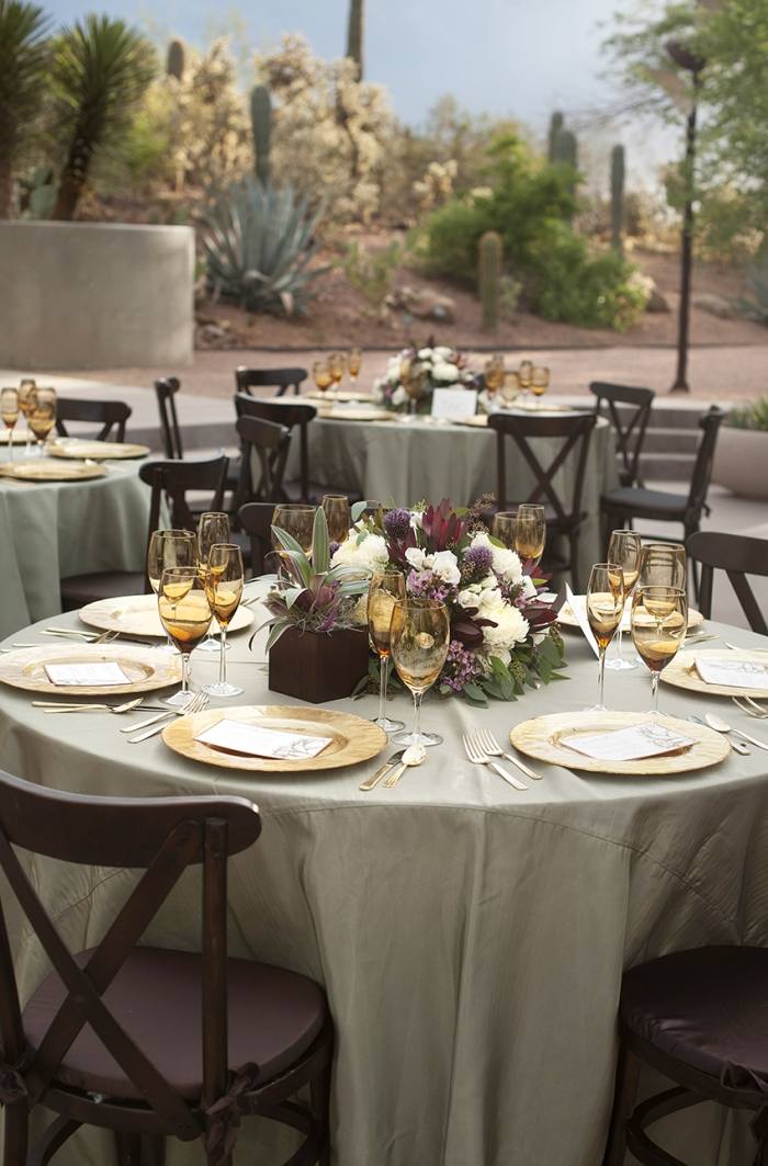 Bröllop-i-den-saftiga-trädgården-gyllene-bestick-krukväxter-bordsdekorationer